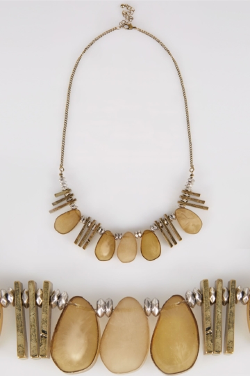 Goldene kette mit acrylperlen
